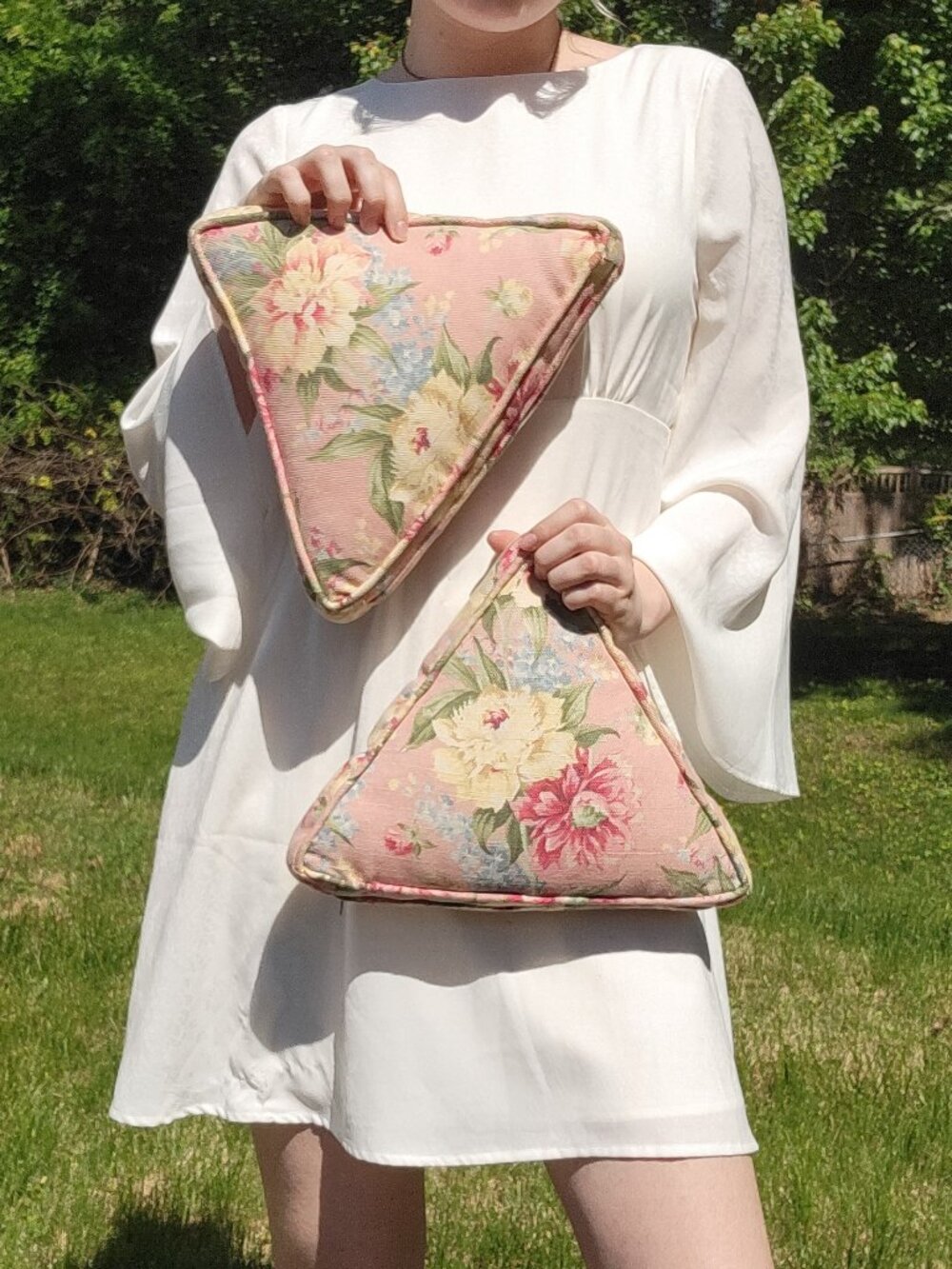 ▾🌻₊˚ vintage floral triangle throw pillows ˚.🌷▴ - Picture 2 of 5